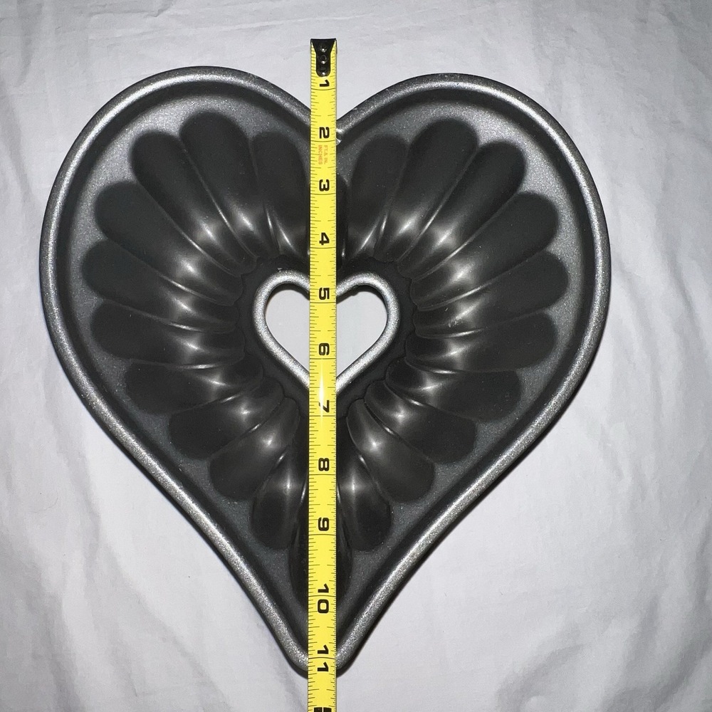 Nordic Ware Elegant Heart Mold Heavy Cast Aluminum Bundt Cake Pan 10 Cup Love - Picture 8 of 10